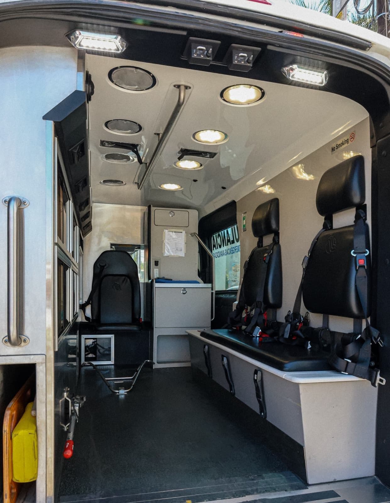 Interior de una ambulancia de Perenne